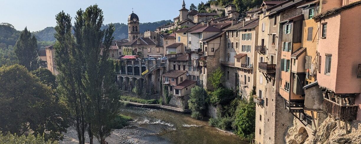 Vue sur les maisons suspendues à Pont-en-Royans dans le Vercors