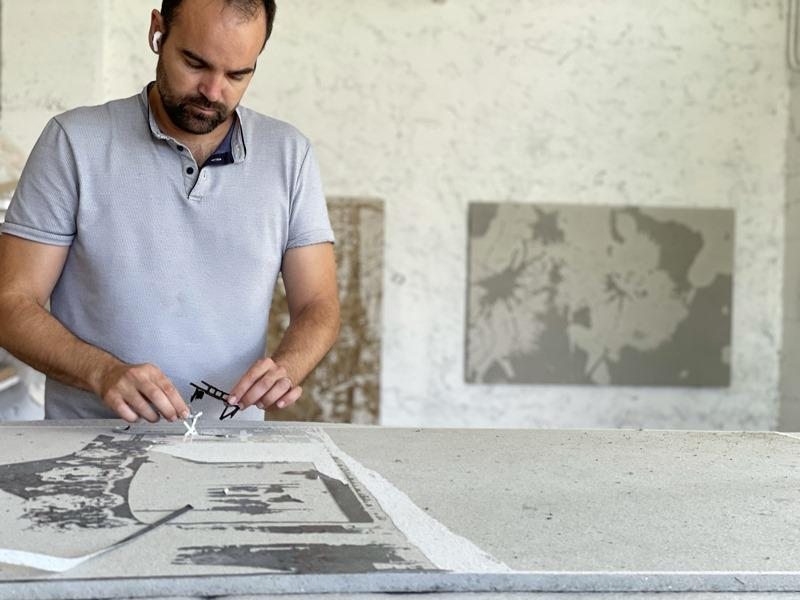 Yves Monnier en train de concevoir une oeuvre d'art pour le site médiéval du couvent des carmes à ebauvoir-en-royans