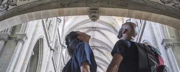 couple sous une ogive de l'église abbatiale de saint-antoine-l'abbaye