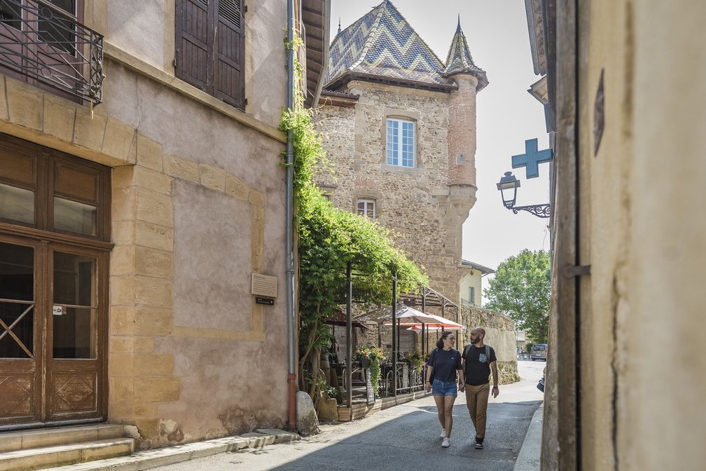 balade en couple dans les ruelles médiévales