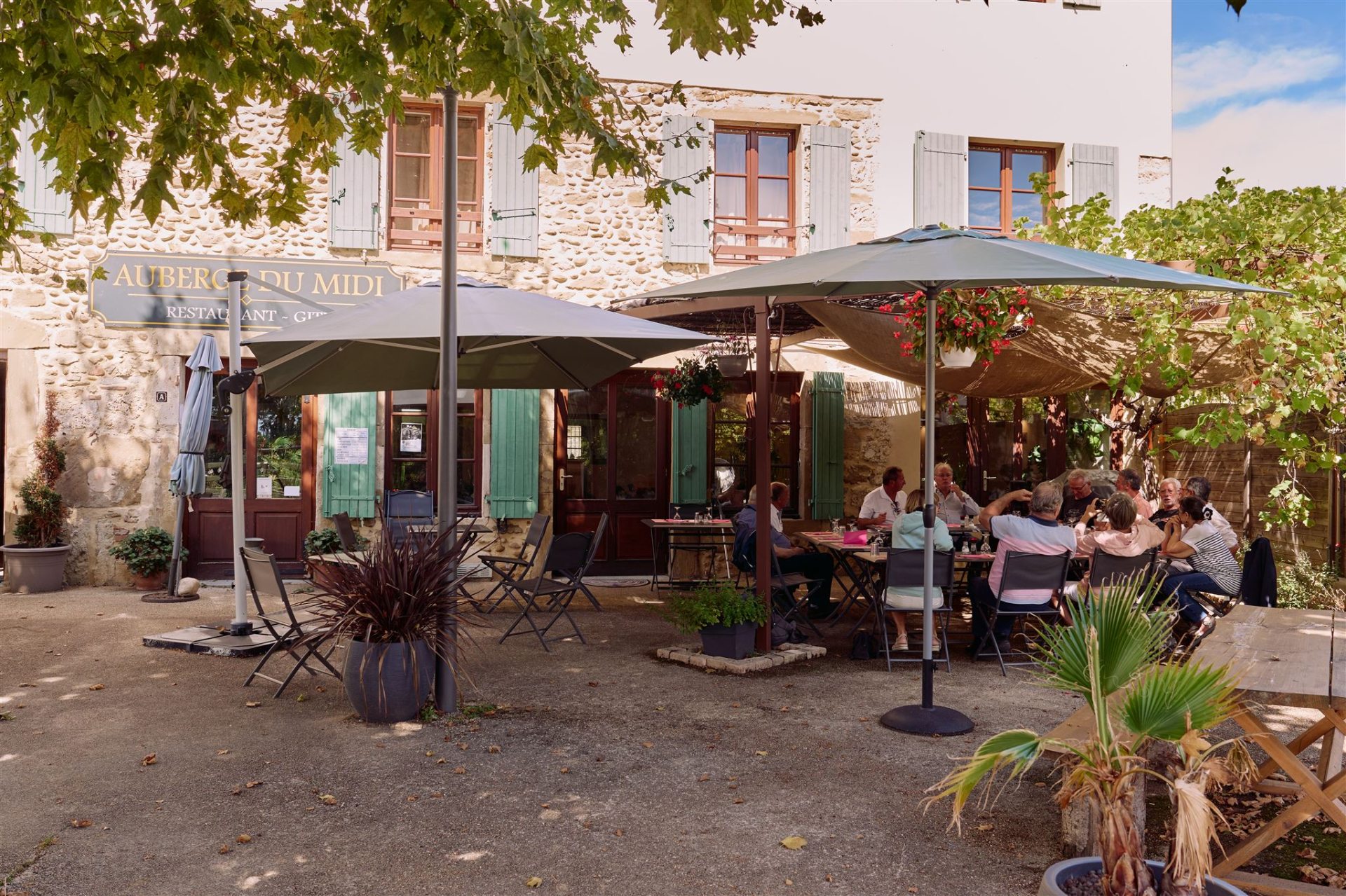 terrasse ensoleillée de l'auberge du midi, restaurant à saint-antoine-l'abbaye