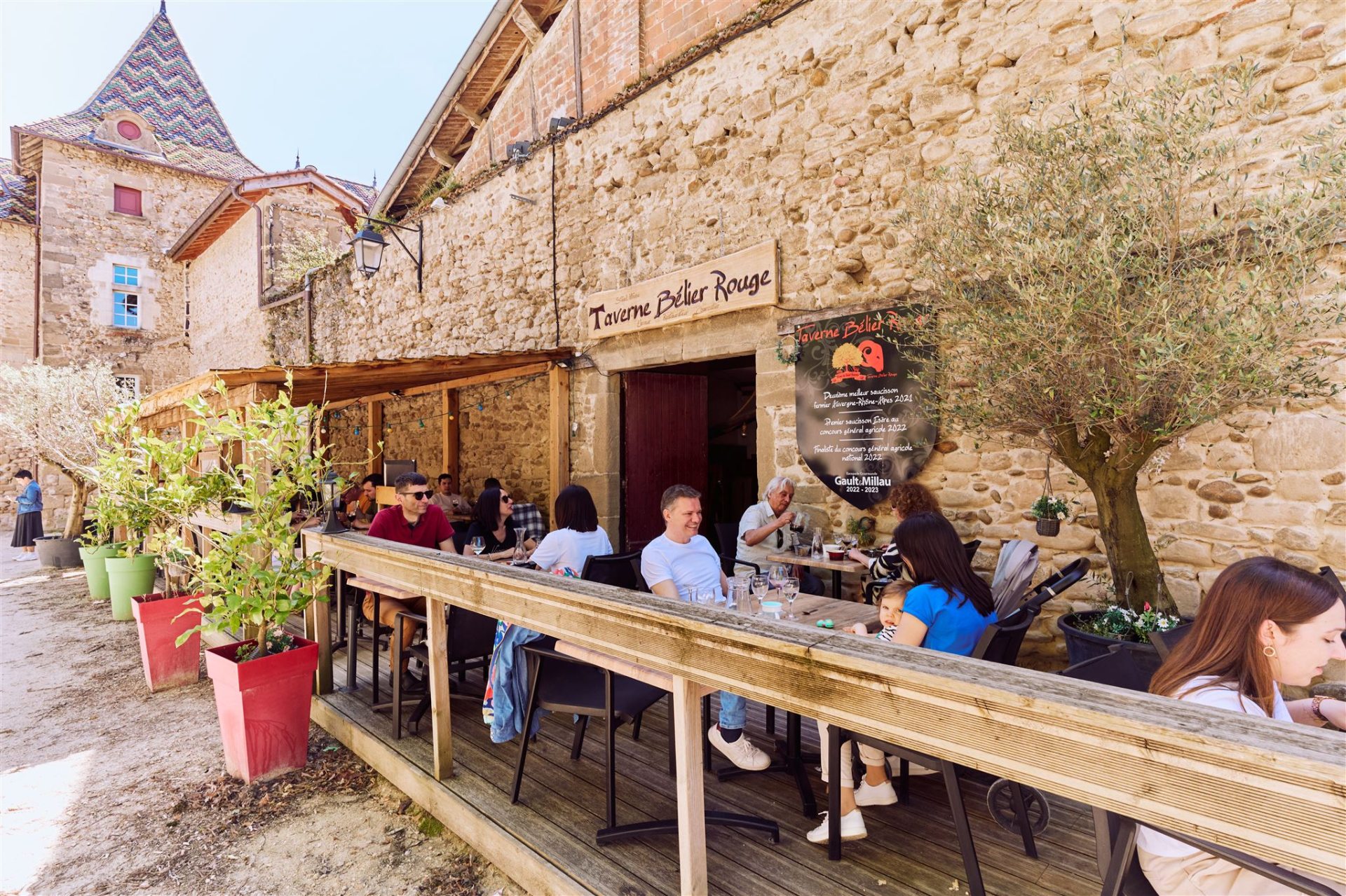terrasse dans la grande cour à saint-antoine-l'abbaye dans le restaurant Taverne du Bélier Rouge
