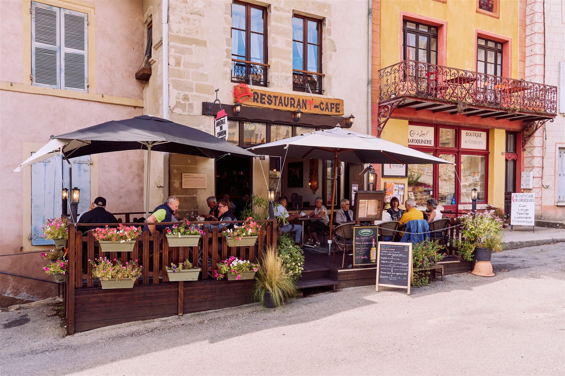 terrasse du restaurant l'auberge du chapeau rouge à saint-antoine-l'abbaye