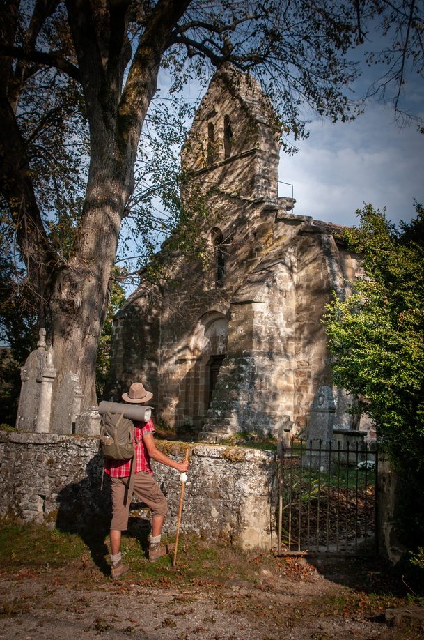 Pélerin devant la Chapelle Saint-Jean-le-Fromental