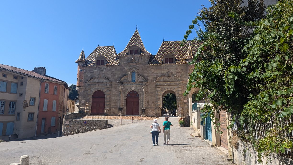 balade dans le village médiéval de Saint-Antoine-l'Abbaye