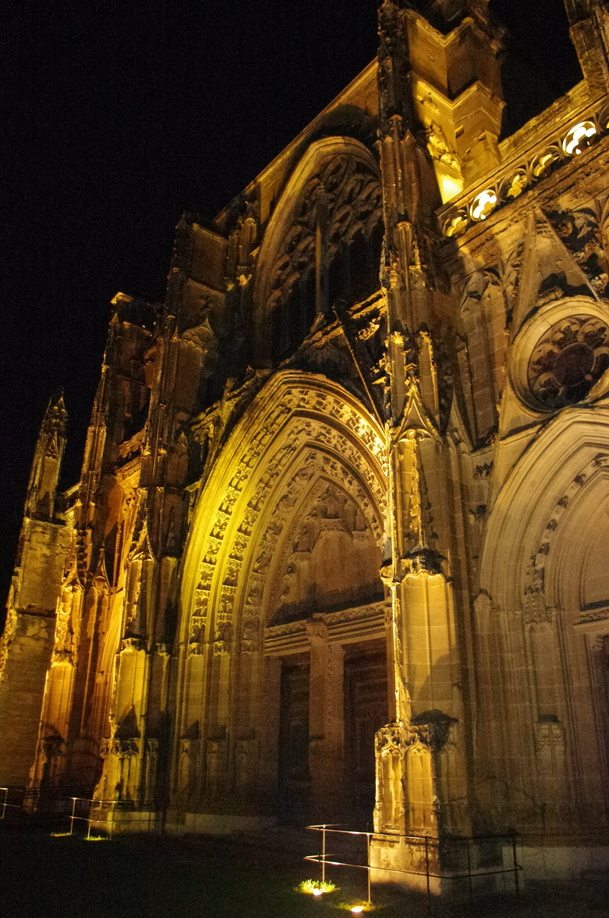 façade nocturne illuminée de l'église de saint-antoine-l'abbaye