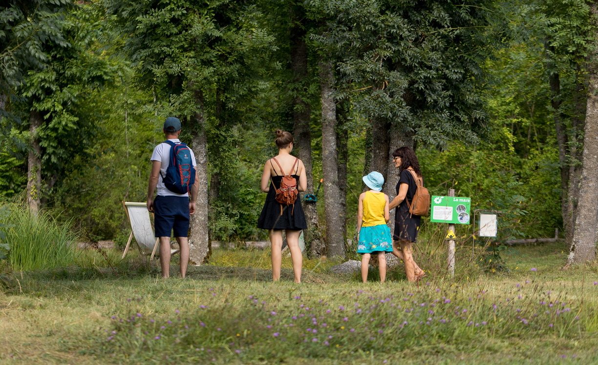 famille en train de visiter un espace naturel