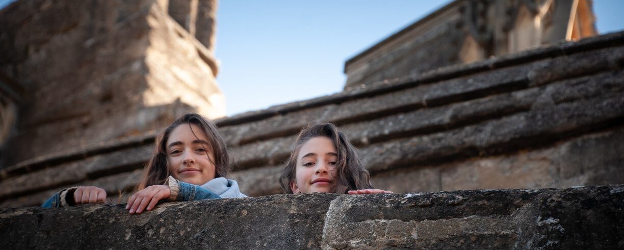 Visages d'enfants sur le parvis de l'église abbatiale de Saint-Antoine-l'Abbaye