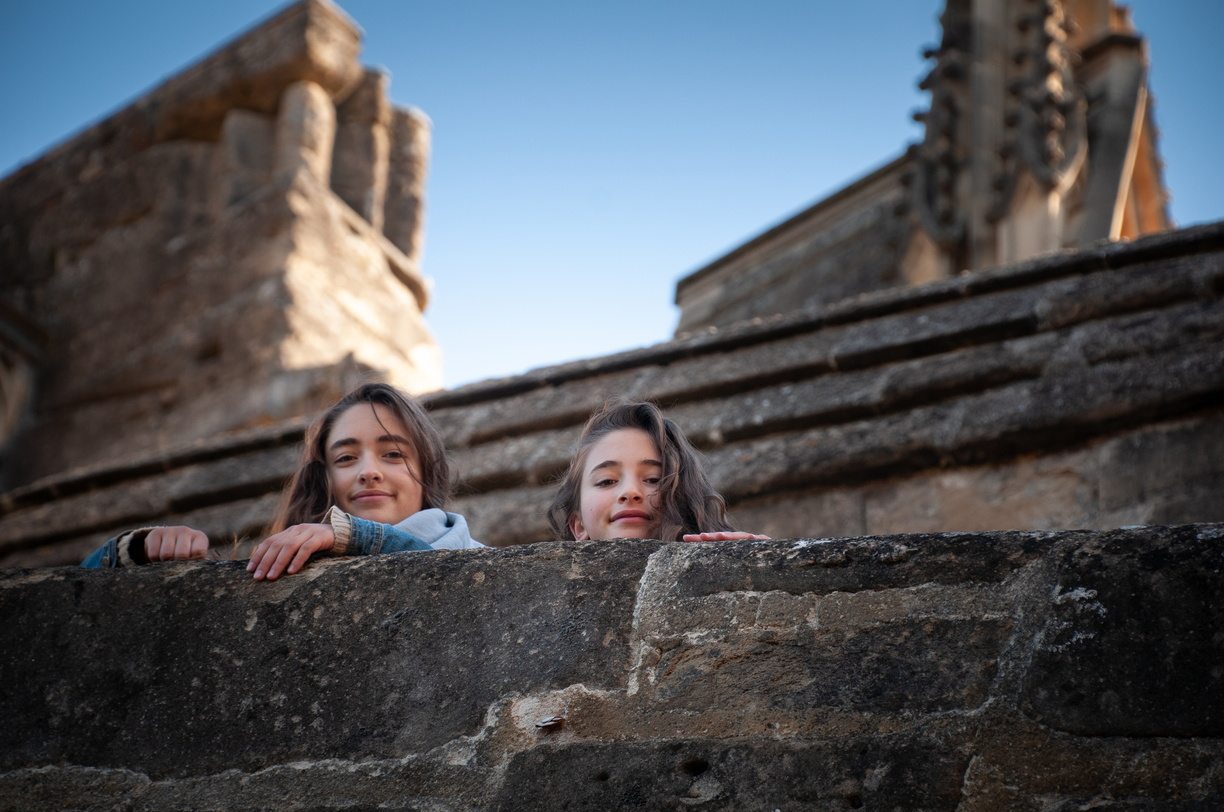 Visages d'enfants sur le parvis de l'église abbatiale de Saint-Antoine-l'Abbaye