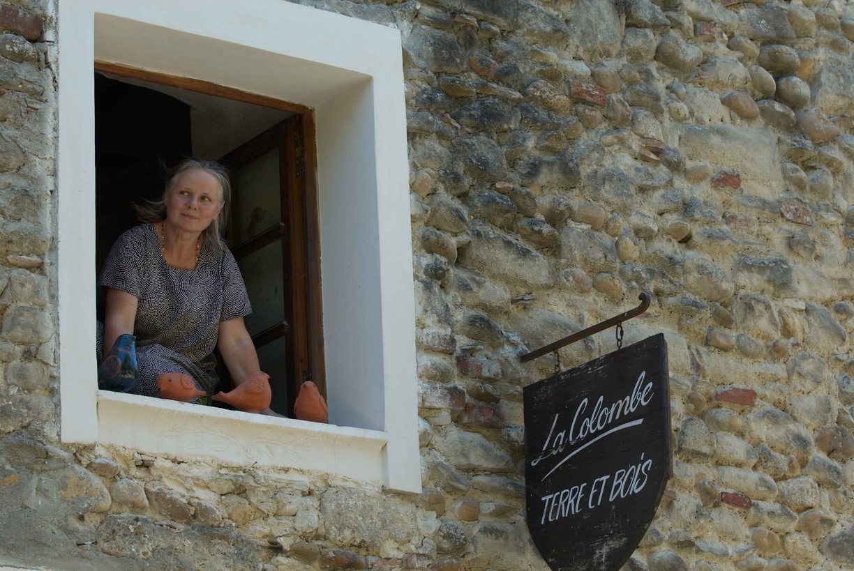 potière à sa fenetre