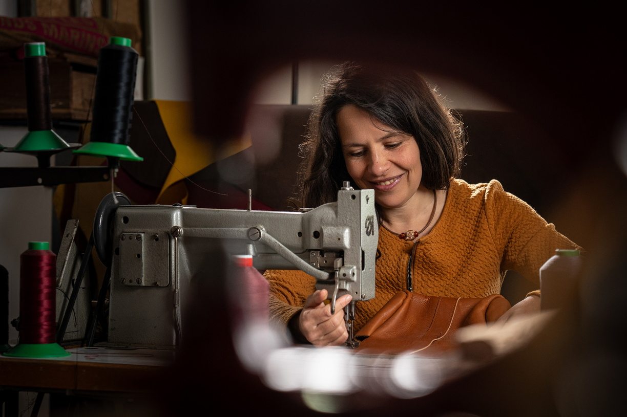 Chloé, artisane en train de travailler dans son atelier