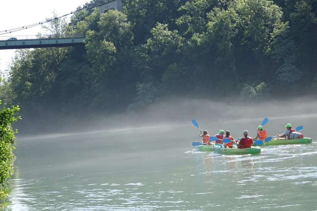 personnes en traind e faire du canoe kayak sur l'isère à la sône