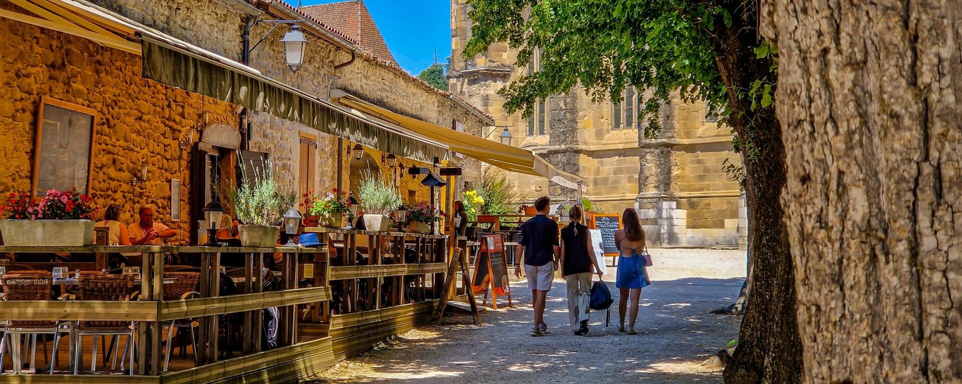 balade dans la grande cour et terrasse saint-antoine-l'abbaye