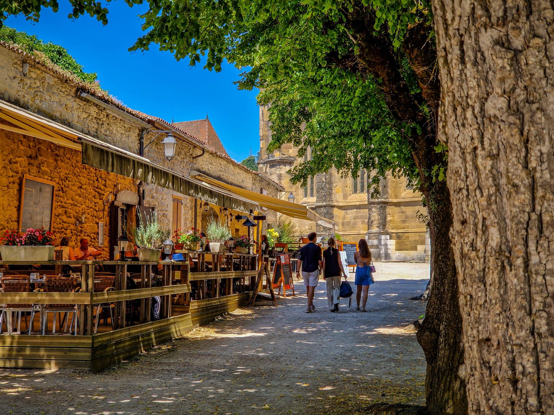 balade dans la grande cour et terrasse saint-antoine-l'abbaye