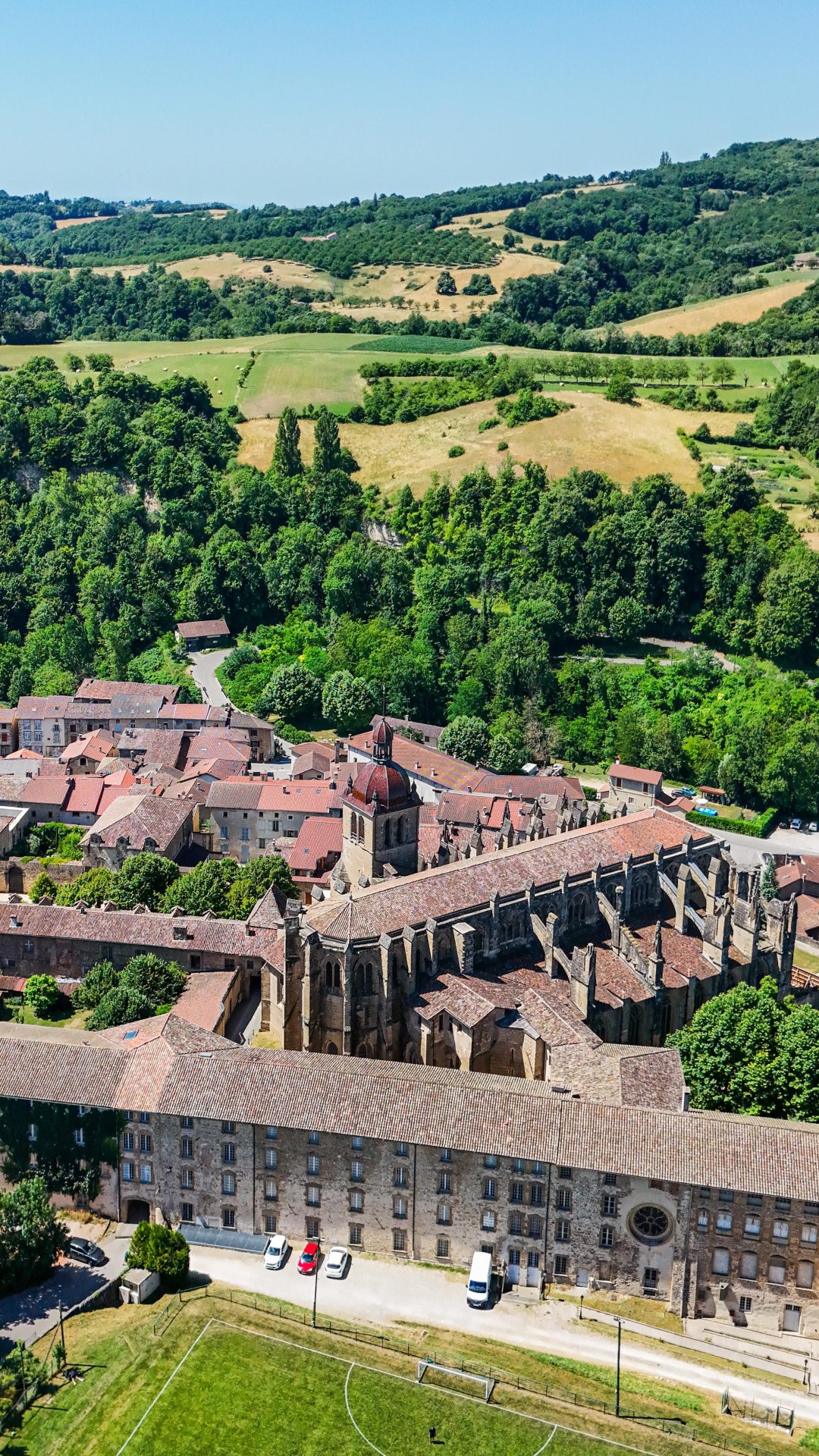 vue drone au-dessus de Saint-Antoine-l'Abbaye et des collines des Chambaran Drôme des Collines