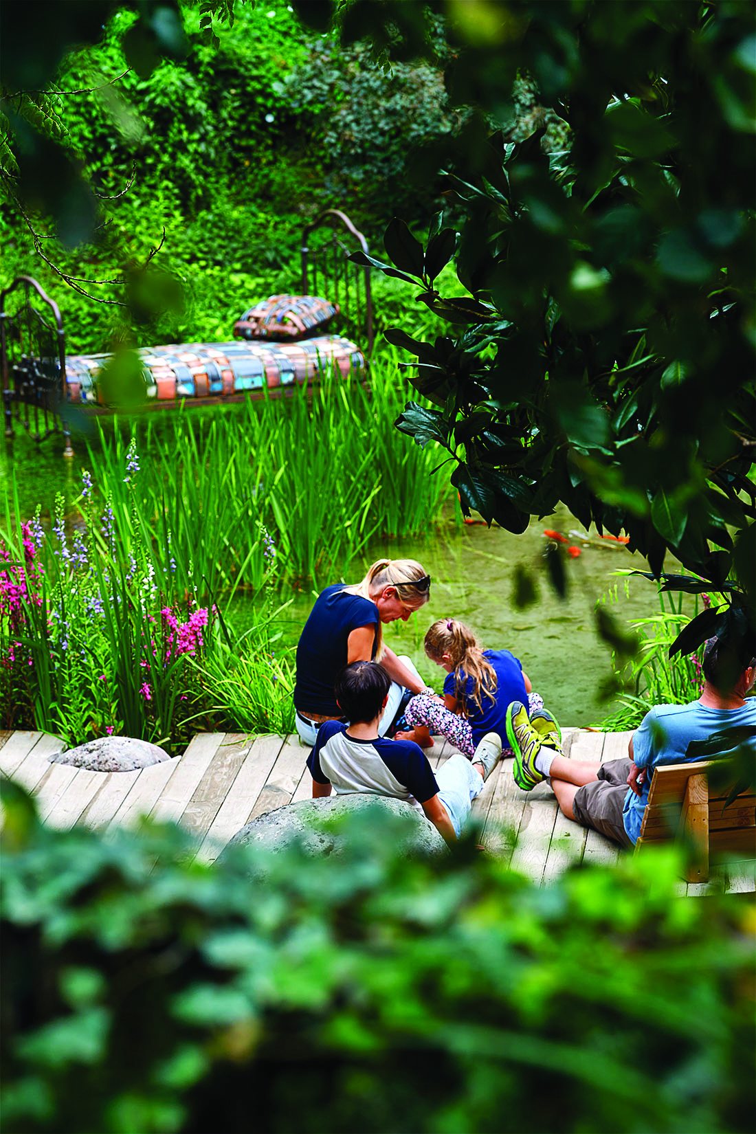 famille en visite au jardin des fontaines pétrifiantes à la sône