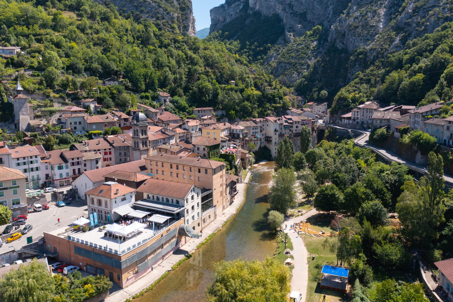 vue drone au-dessus du village de pont-en-royans, son musée de l'eau, au pied du massif du Vercors