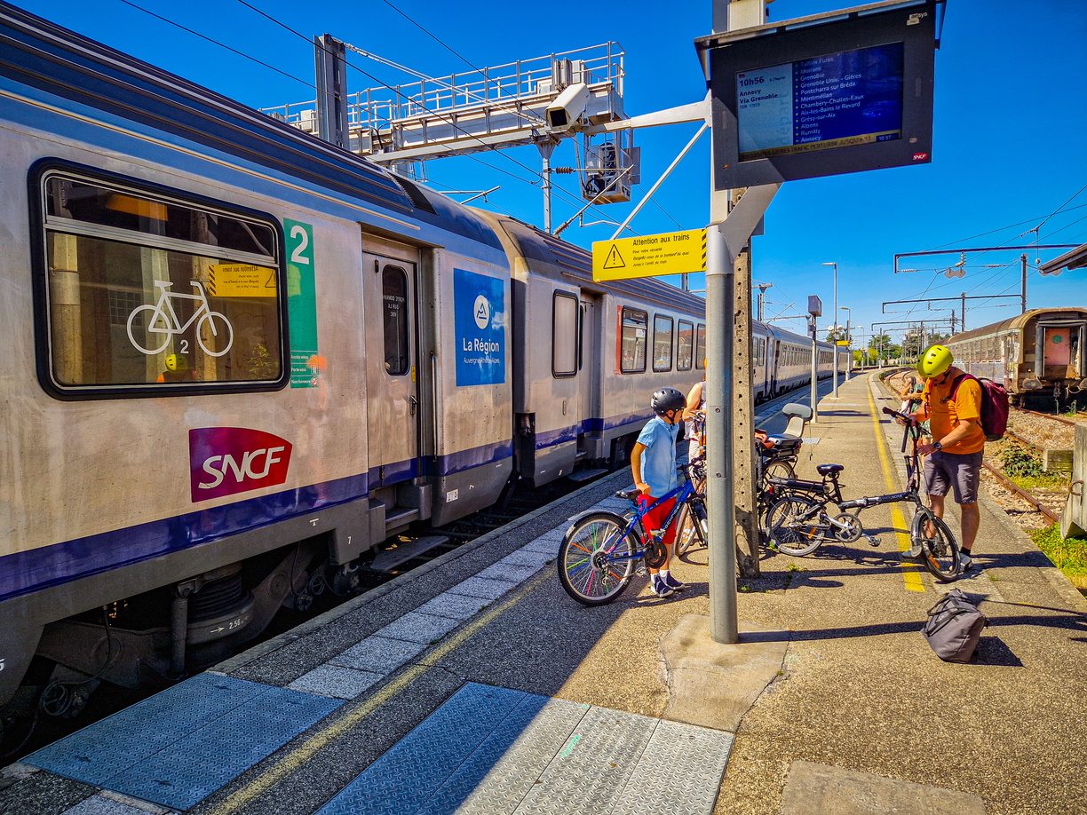 Arrivée cyclistes en TER gare de Saint-Marcellin