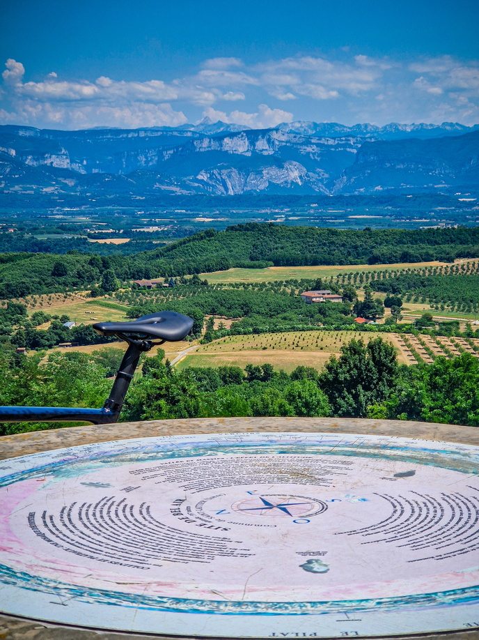 selle de vélo et table d'orientation à saint-lattier en isère face au Vercors