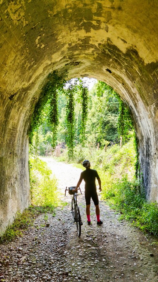 cycliste tunnel de la voie du tram dionay saint antoine l'abbaye