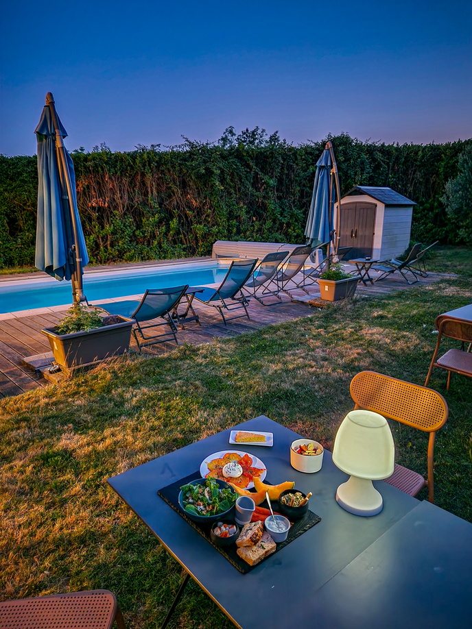 diner au bord de la piscine dans la chambre d'hôtes le cèdre bleu à saint-lattier