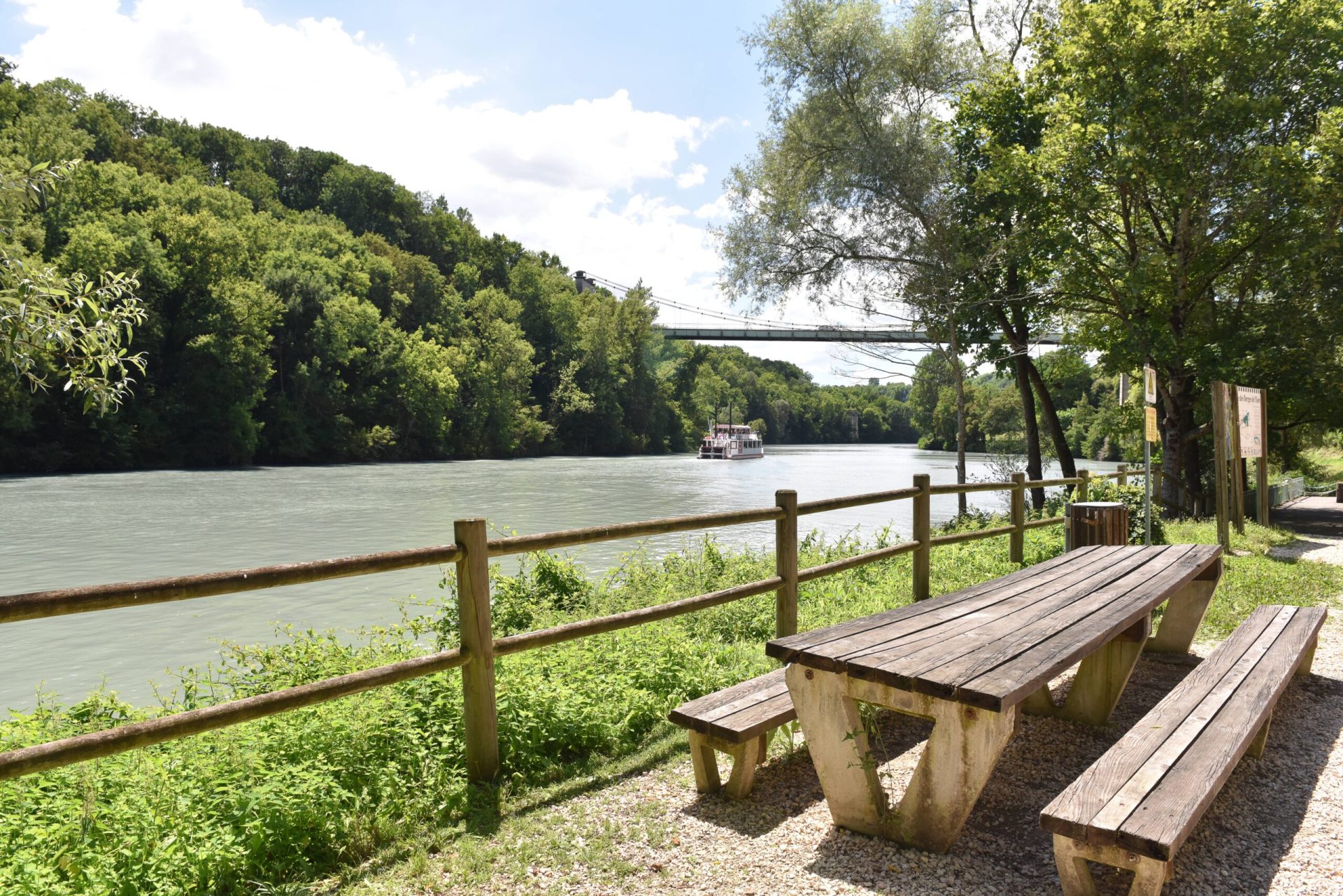 aire de pique-nique à la sône au bord de l'isère avec vue sur le bateau à roue