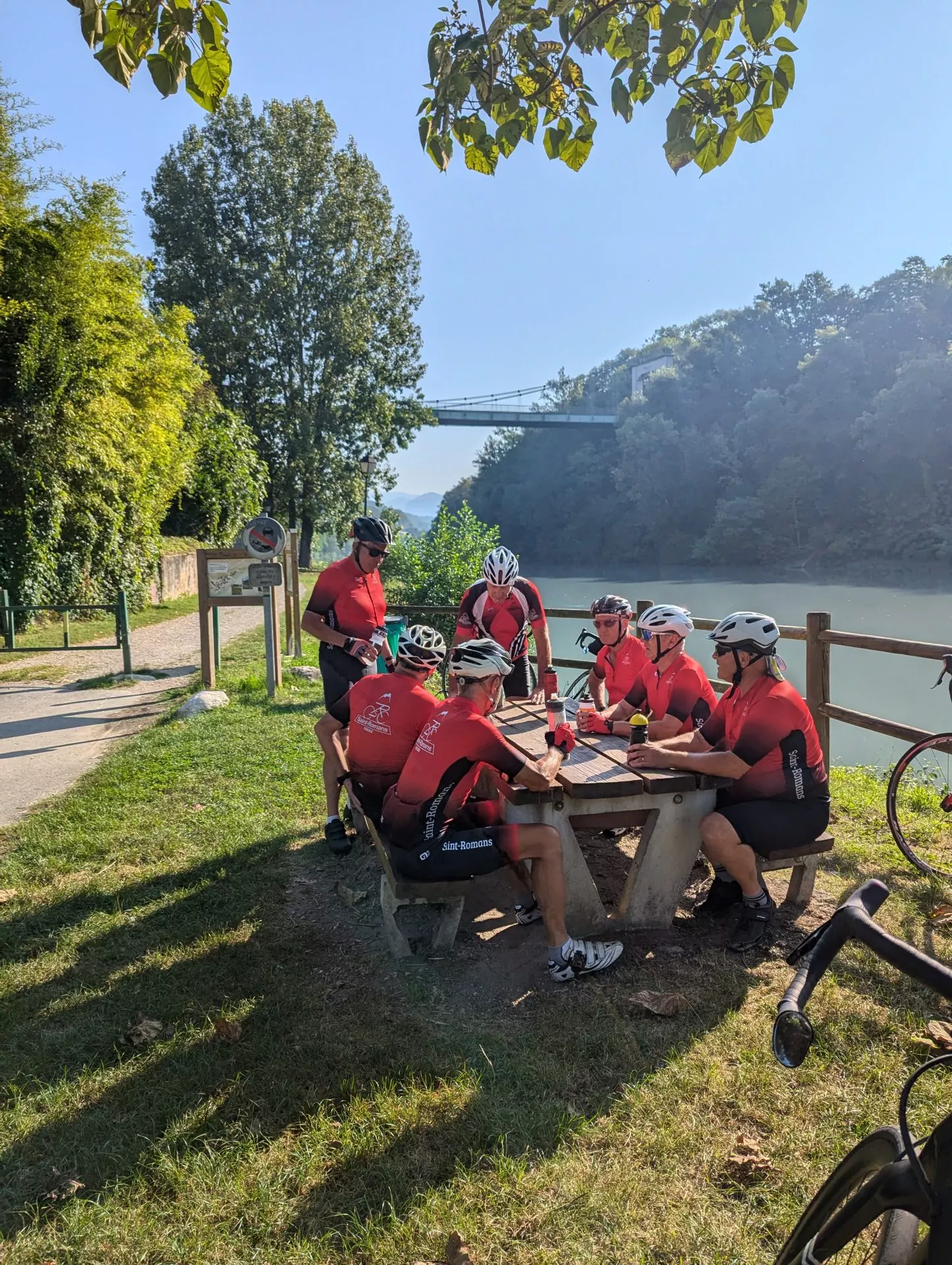 Cyclistes en train de faire une pause au bord de l'isère à la sône sur la belle via