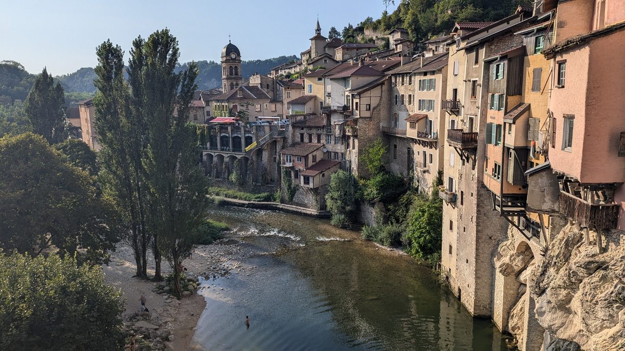 aire de loisirs au pied des maisons suspendues de pont-en-royans