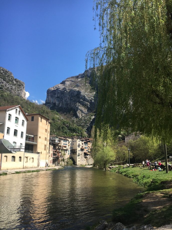 aire de loisirs à pont-en-royans au pied du vercors au printemps