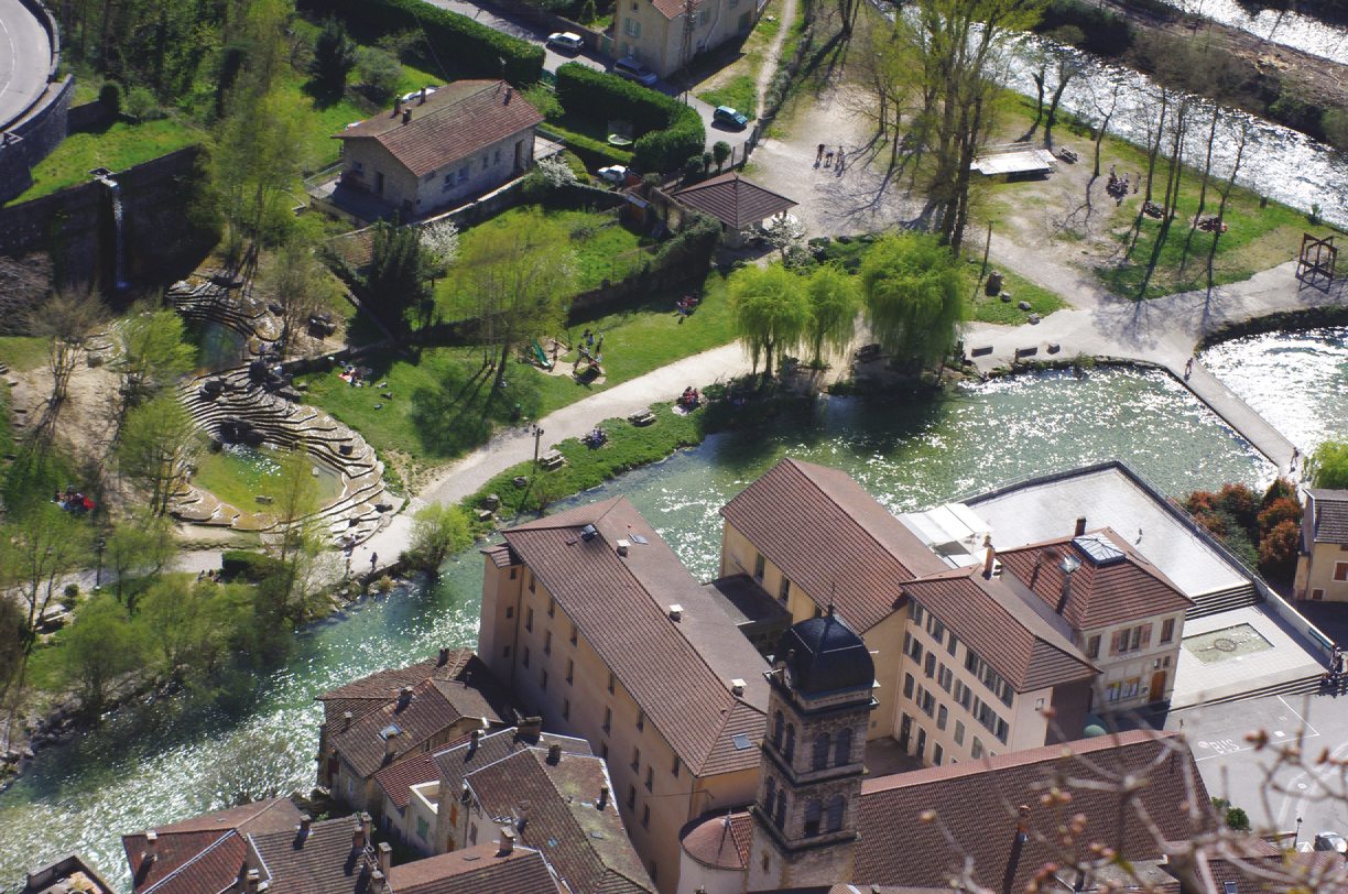 aire de loisirs de pont-en-royans face au musée de l'eau