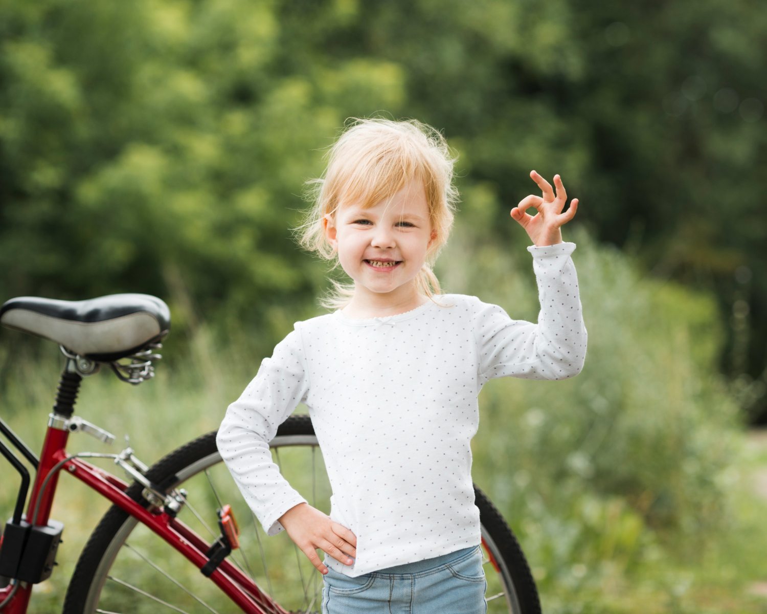 petite fille à vélo zen