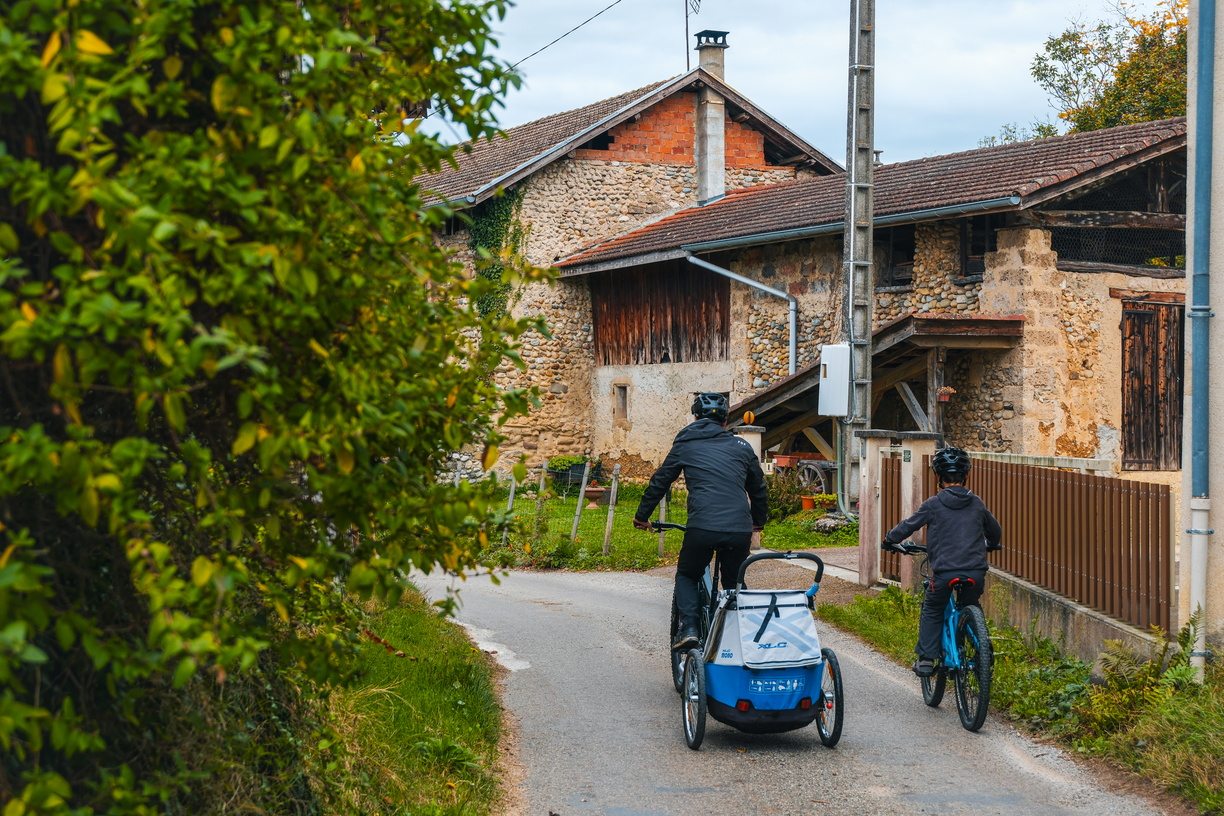 circuit vélo en famille au pied du vercors en isère sous les noyers