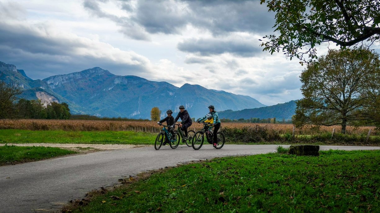 circuit vélo en famille au pied du vercors en isère sous les noyers