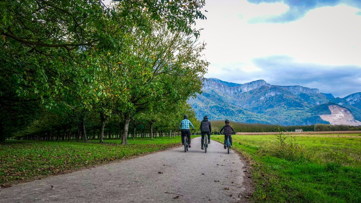 circuit vélo en famille au pied du vercors en isère sous les noyers