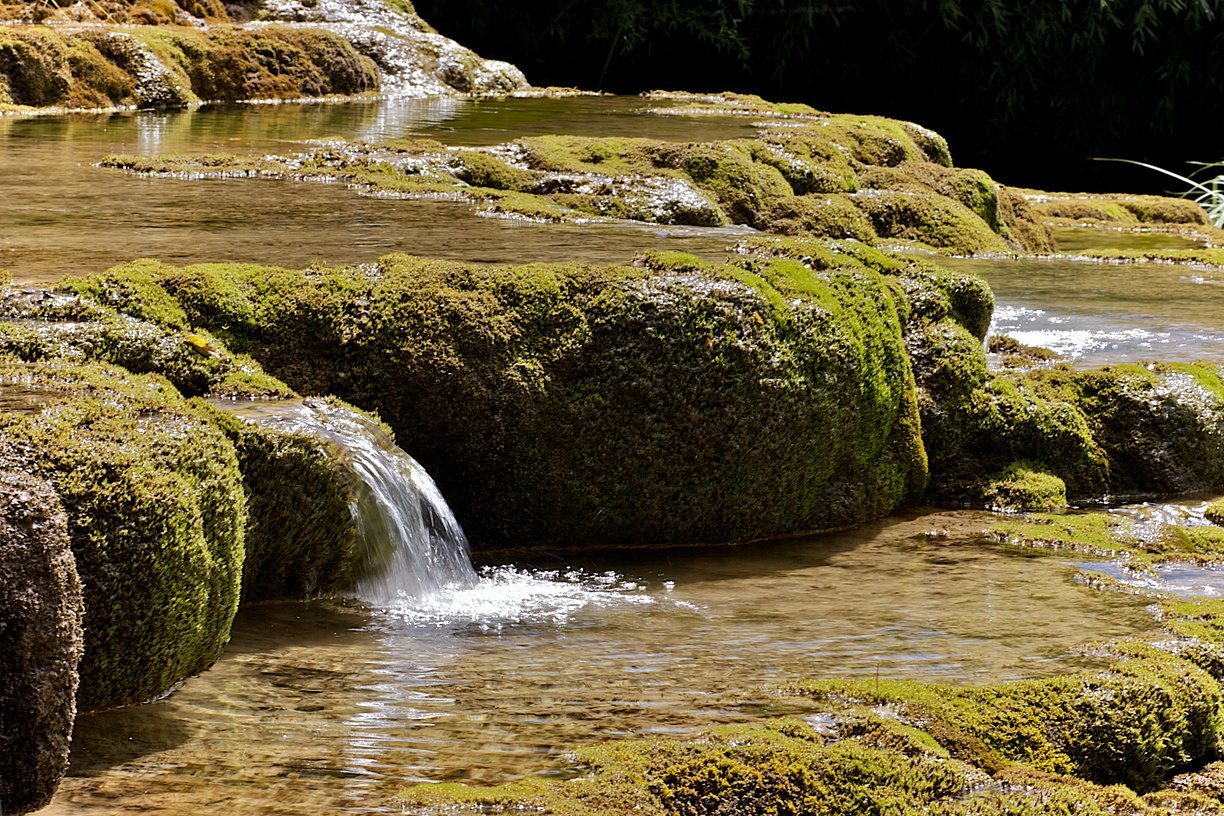 eau tuf qui sculpte au jardin des fontaines pétrifiantes à la Sône