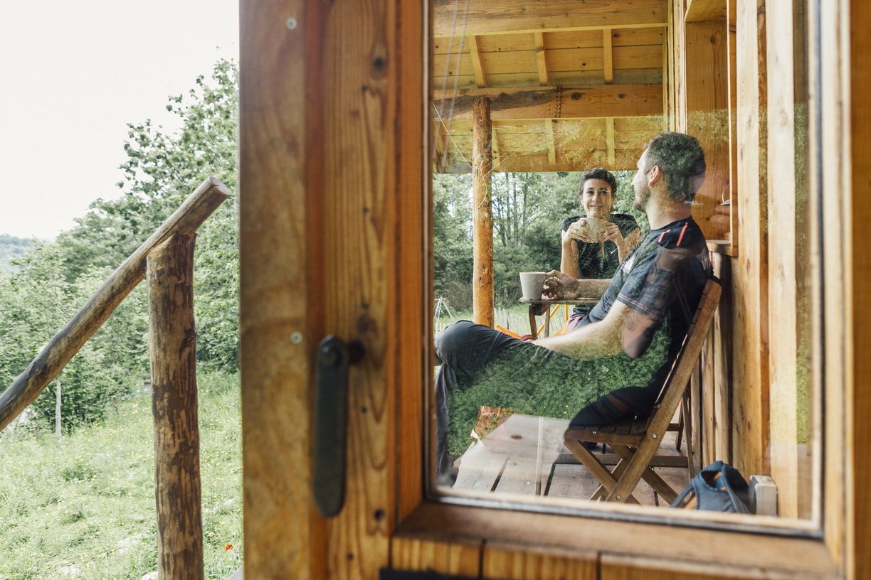 cabane dans la prairie entre ciel et pierres
