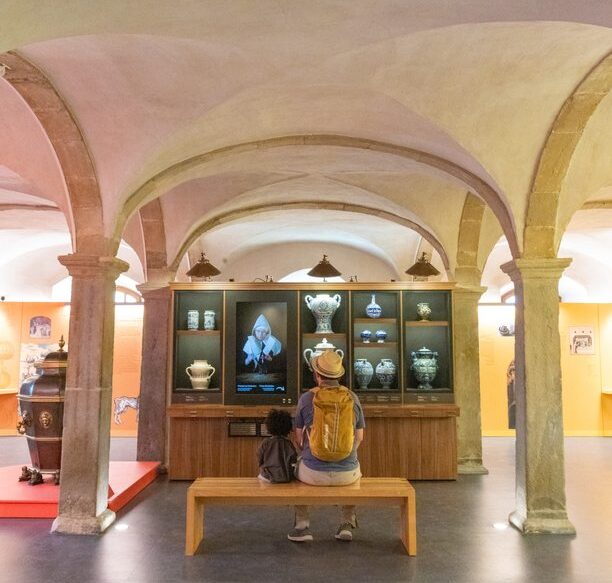 père et son fils dans un musée
