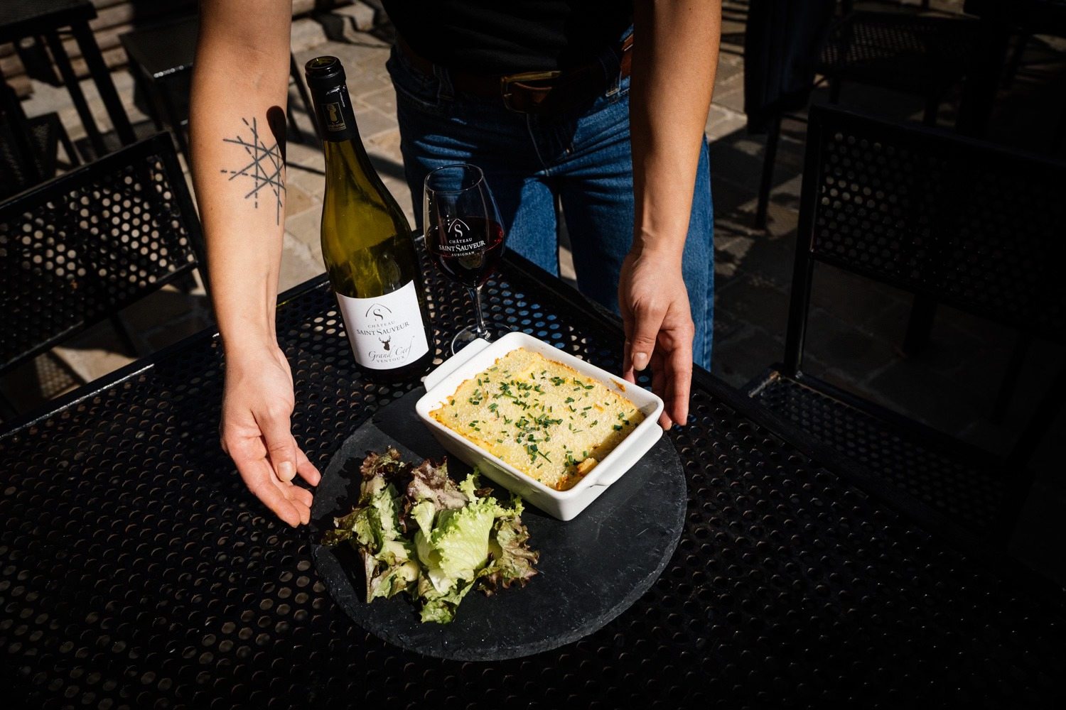 restaurateur en train d'apporter plat d'hiver sur une table