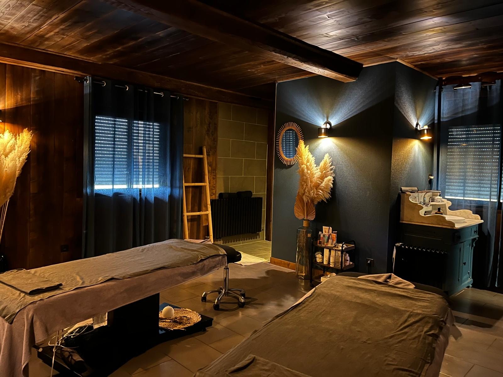 tables de massages dans une pièce chaleureuse