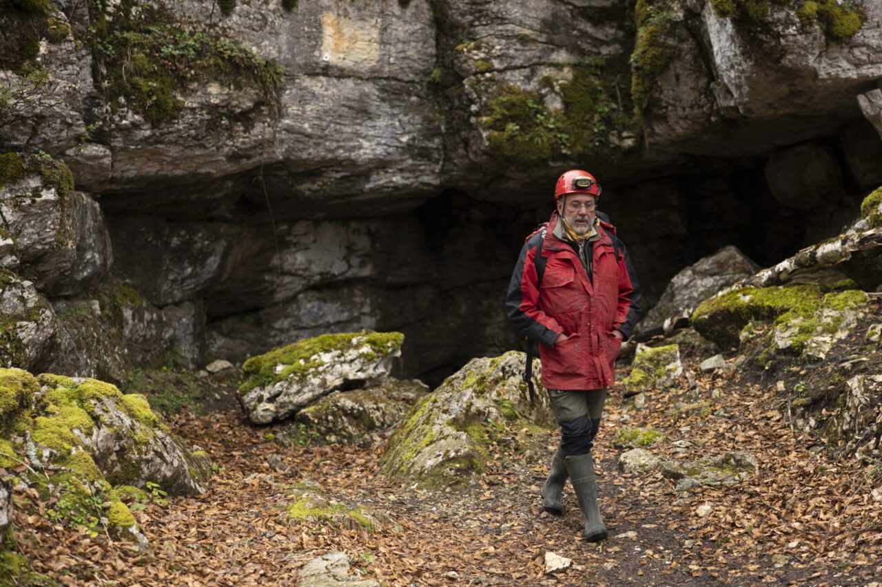 Régis Picavet en visite souterraine dans une grotte du Vercors pour le podcast terre