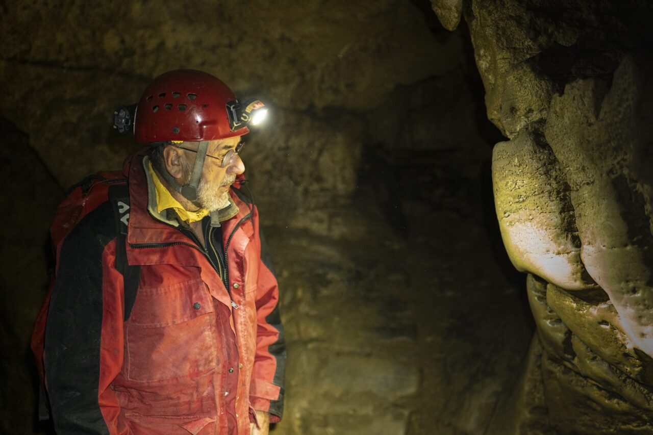 Régis Picavet en visite souterraine dans une grotte du Vercors pour le podcast terre