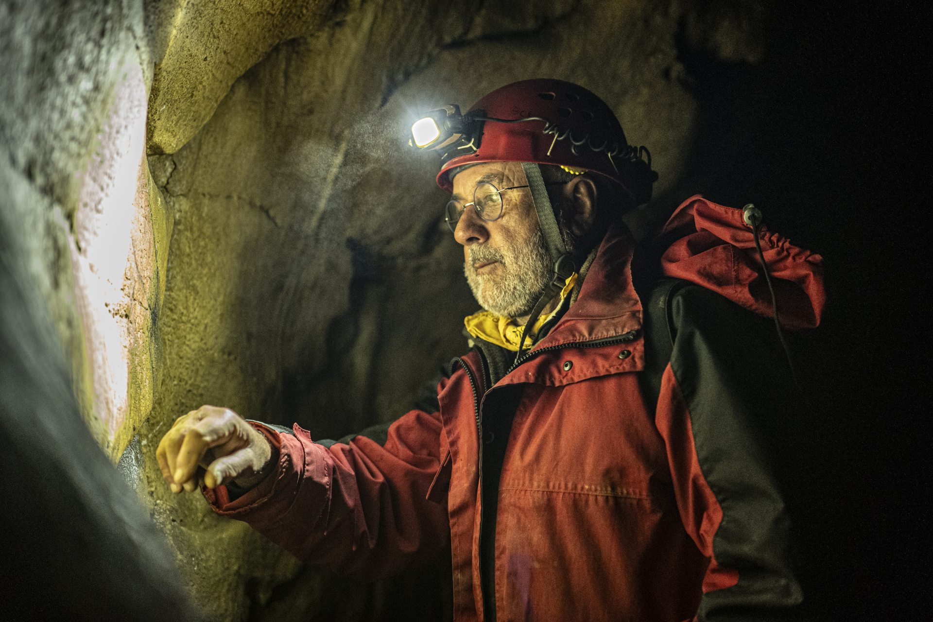 Régis Picavet en visite souterraine dans une grotte du Vercors pour le podcast terre