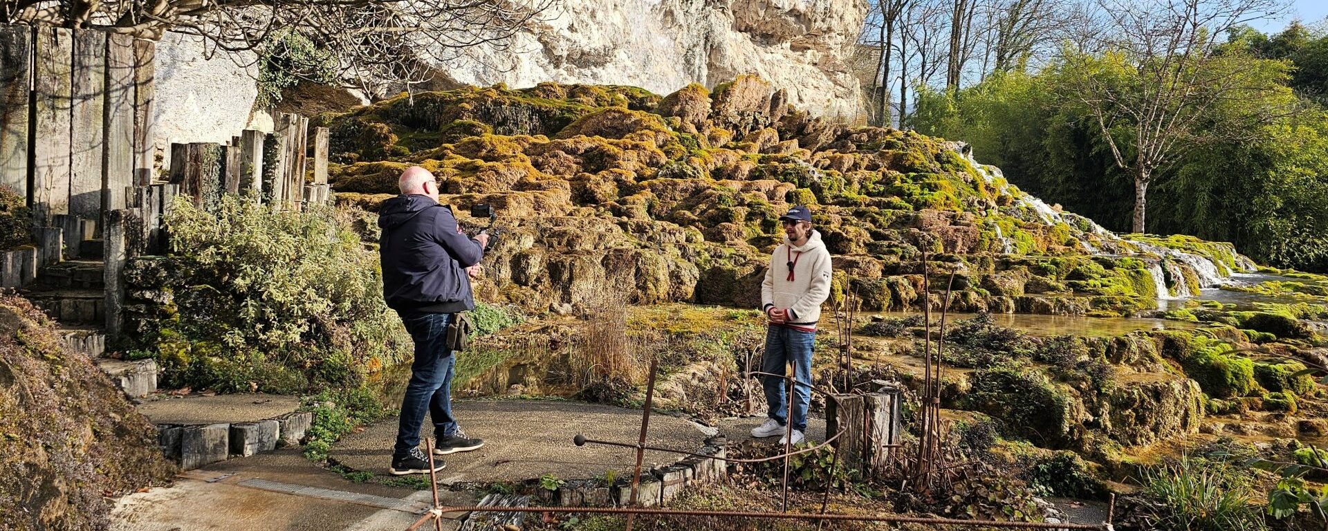 Lorànt Deutsch au jardin des fontaines pétrifiantes de La Sône lors du tournage de l’émission A Toute Berzingue