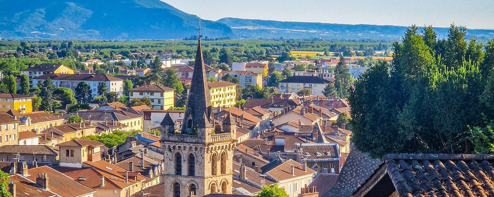 Vue panoramique de Saint-Marcellin avec son clocher et le Vercors en arrière-plan depuis la promenade de Joud