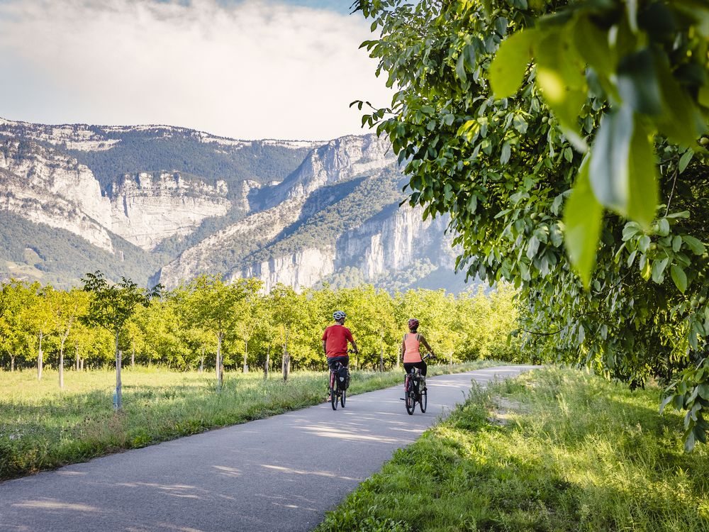 Cyclotouristes sur la Belle Via, voie verte du territoire