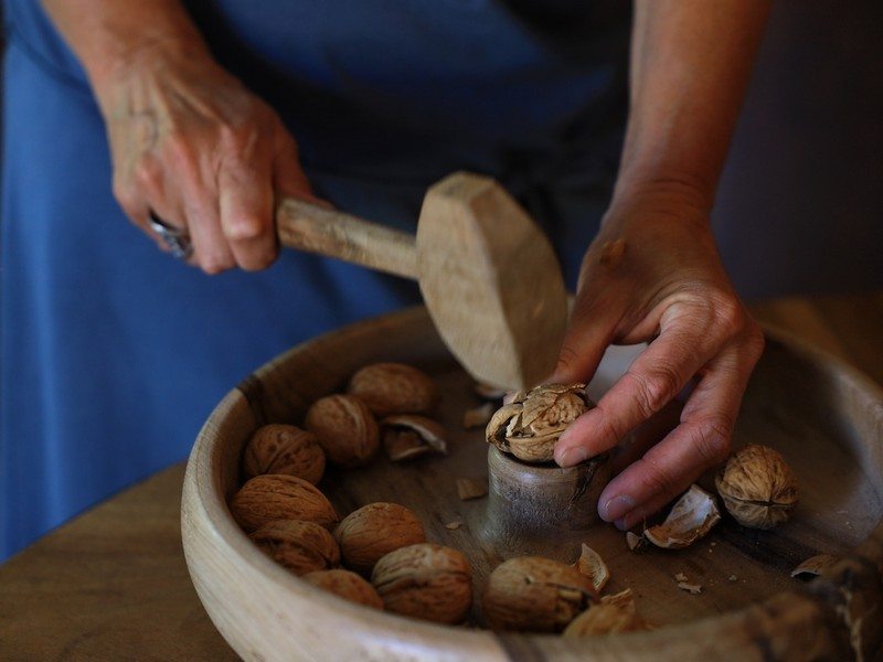 Cassage traditionnel de Noix de Grenoble AOP au maillet et à la tuile, savoir-faire nucicole du Dauphiné