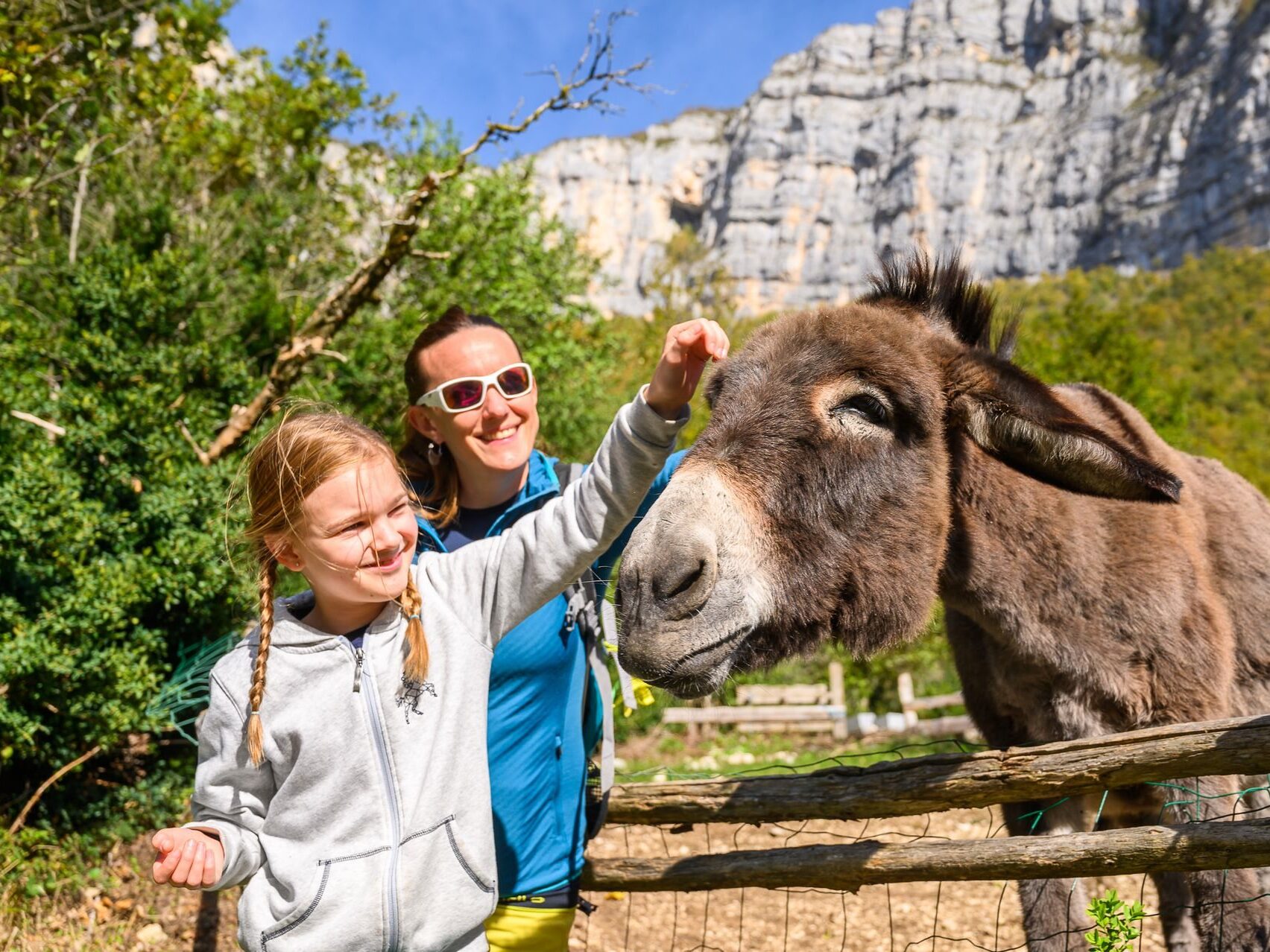 Famille à la rencontre d’un âne dans le Vercors