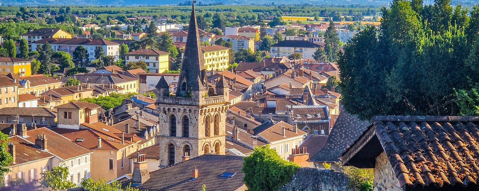 Vue panoramique de Saint-Marcellin avec son clocher et le Vercors en arrière-plan depuis la promenade de Joud