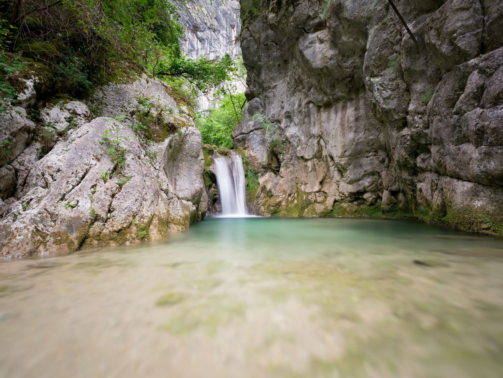 Vasque et cascade dans les Gorges du Nan, espace naturel sensible du Vercors