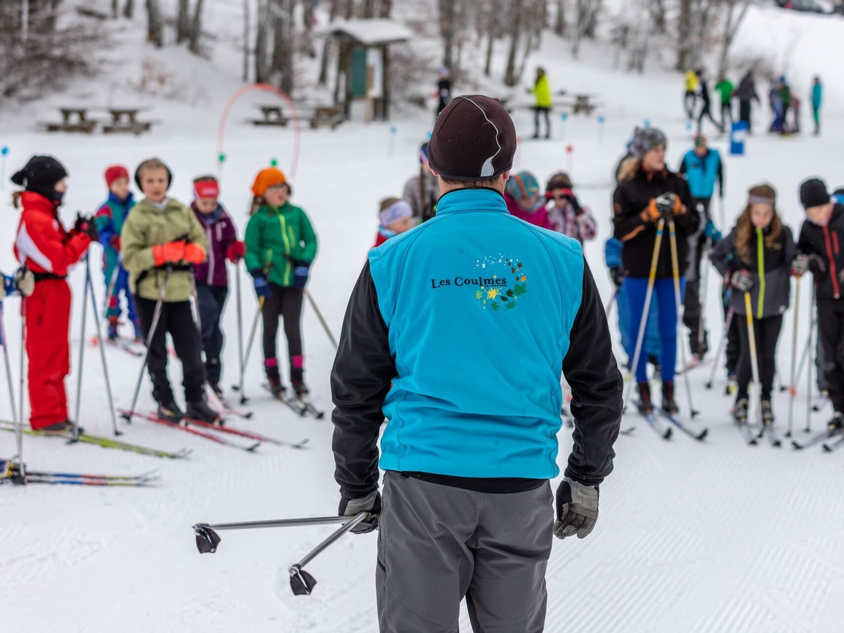 Ein Skilehrer führt eine Gruppe Langläufer im Skigebiet Coulmes an.
